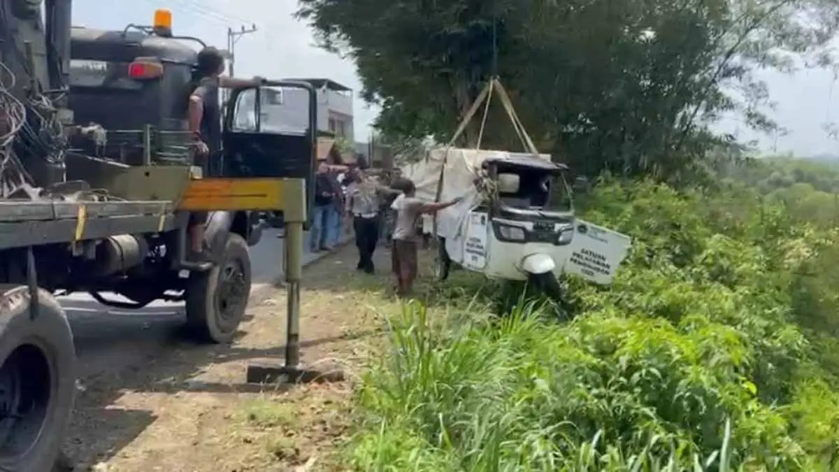 Kendaraan pengangkut MBG masuk jurang