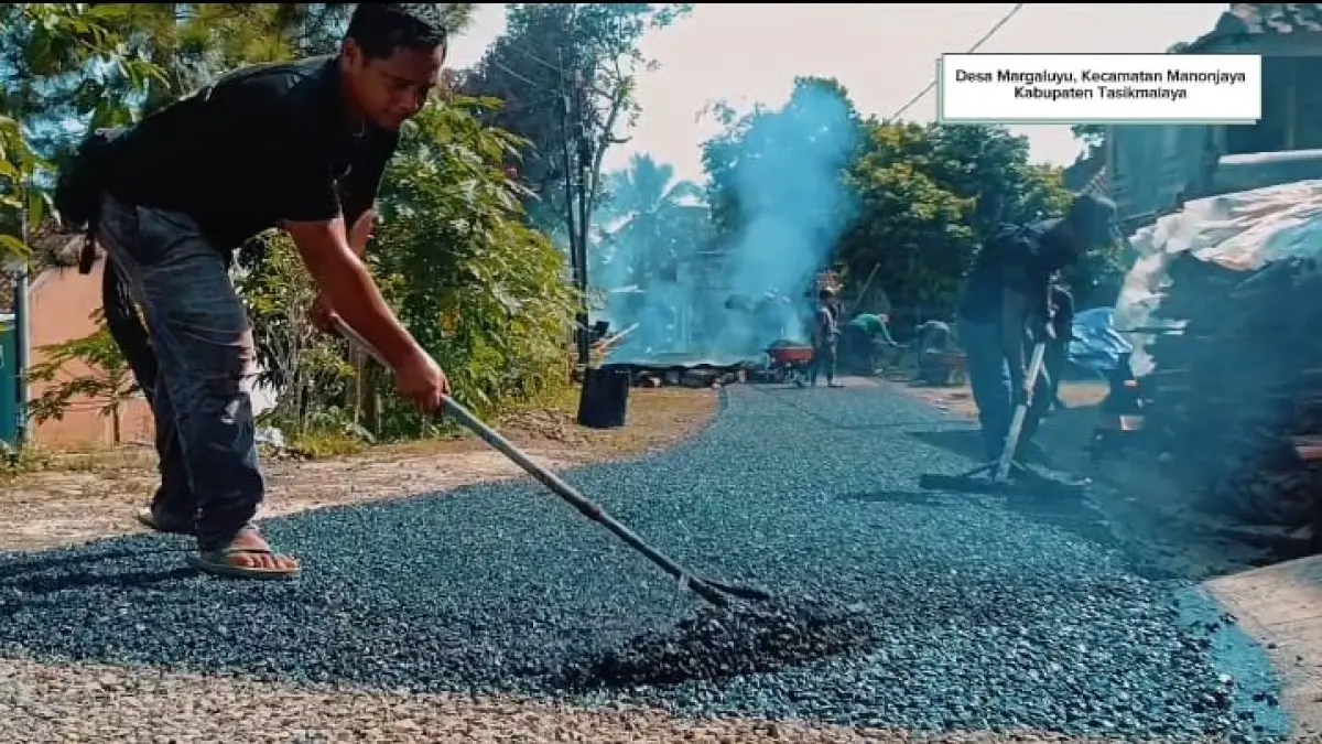 Pengaspalan Jalan di Desa Margaluyu Manonjaya