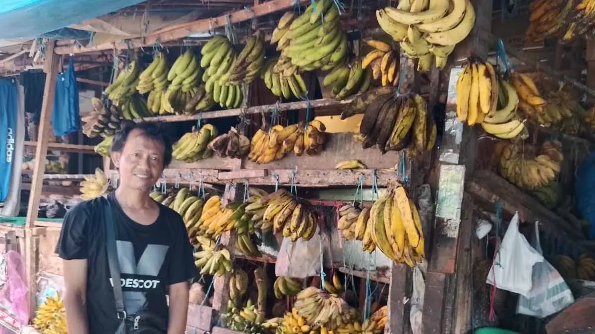 Stok Melimpah, Para Pedagang Pisang di Pasar Singaparna Malah Cemas, Kenapa? Tukang pisang di Pasar Singaparna