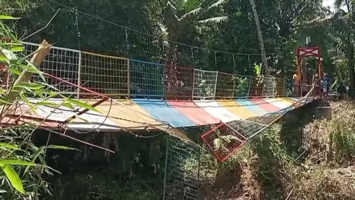Jembatan Penyeberangan di Pangandaran Ambruk