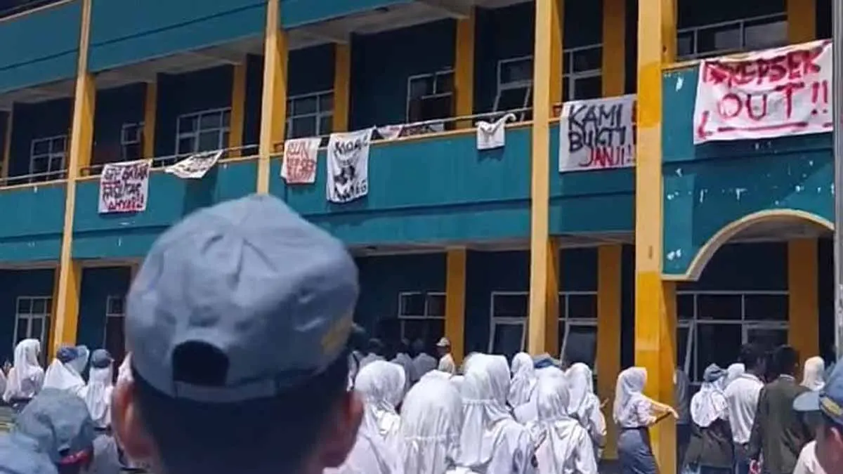 siswa SMK Nurul Ilmi Cibalong protes