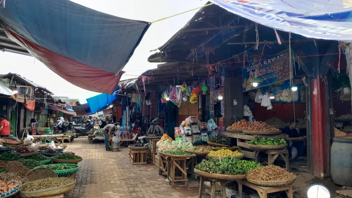 Pedagang di Pasar Guntur Ciawitali