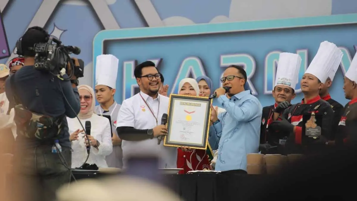 Kota Tasikmalaya Pecahkan Rekor Lewat MURI Penyajian Kupat Tanjung 2.417 Porsi pemecahan rekor muri kota tasikmalaya
