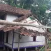 rumah rusak diterjang angin di Kabupaten Tasikmalaya