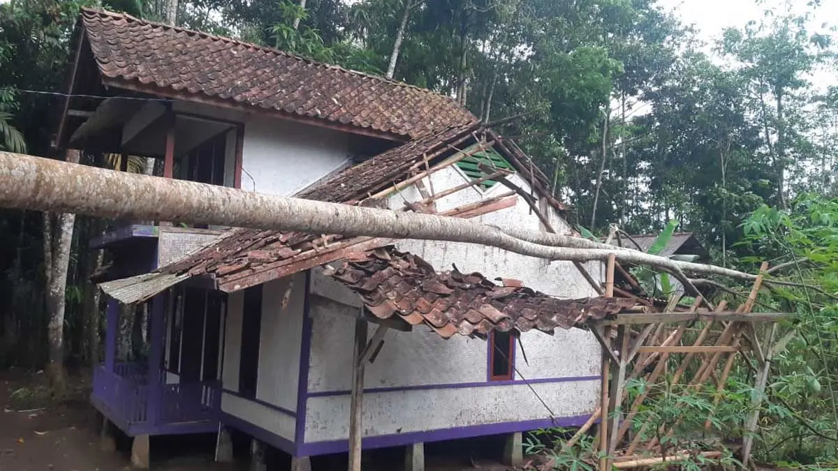 rumah rusak diterjang angin di Kabupaten Tasikmalaya