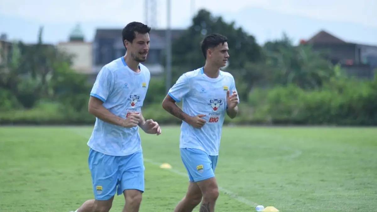 Pemain Persib Thom Haye dan Eliano Reijnders saat berlatih.