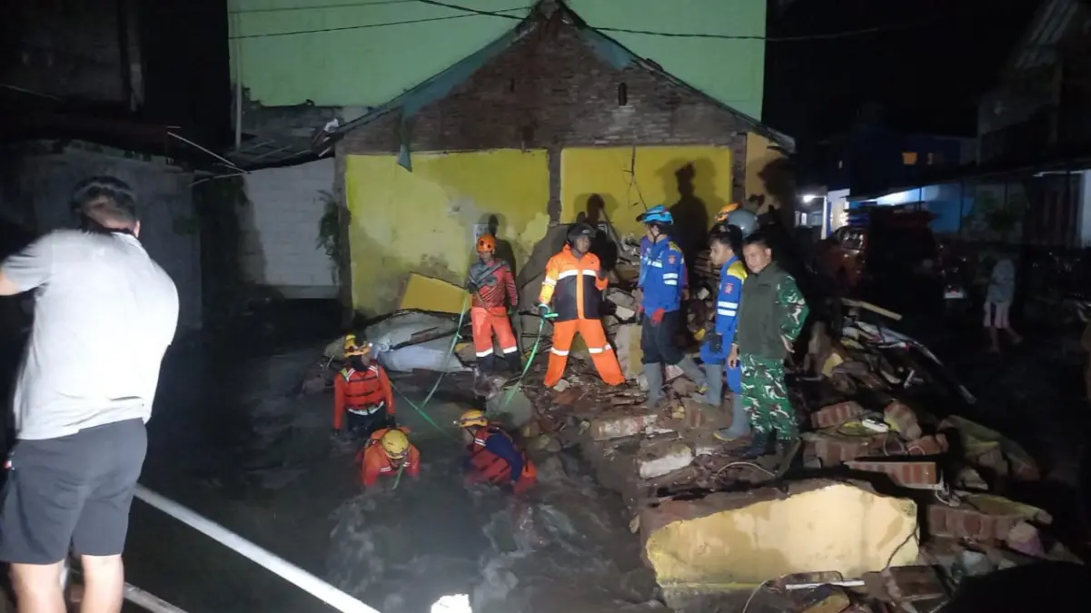 Bencana Alam Kepung Kota Tasikmalaya, Satu Rumah di Perum PLN Roboh Tutup Saluran Air Rumah roboh di Kota Tasikmalaya