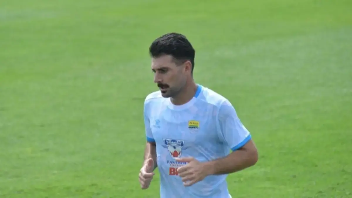 Kondisi Pemain Persib Jelang Lawan Dewa United, Yaya Sunarya Apresiasi Usaha Frans Putros dkk di Sesi Latihan Bek Persib Frans Putros