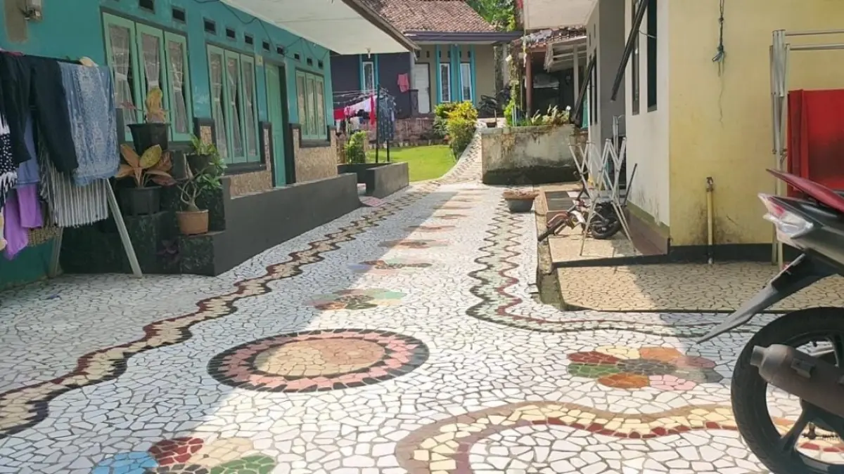 Kreativitas Tanpa Henti Warga Ciamis, Pecahan Keramik Jadi Lantai Jalan Gang Bernilai Estetika dan Mewah Sulap pecahan keramik jadi mewah