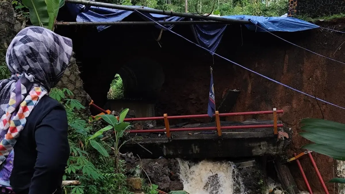 Diguyur Hujan dengan Intensitas Tinggi, Jembatan Cikahole yang menghubungkan Ciamis–Cirebon Ambrol Jembatan Cikahole Ciamis Cirebon Ambrol