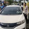 Mobil Guru Jadi Korban Pecah Kaca di Sukaraja