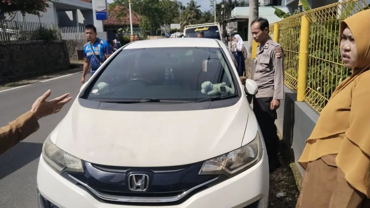Mobil Guru SMP Jadi Korban Pecah di Sukaraja Kabupaten Tasikmalaya, Total Kerugian Ditaksir Rp 8 Juta Mobil Guru Jadi Korban Pecah Kaca di Sukaraja