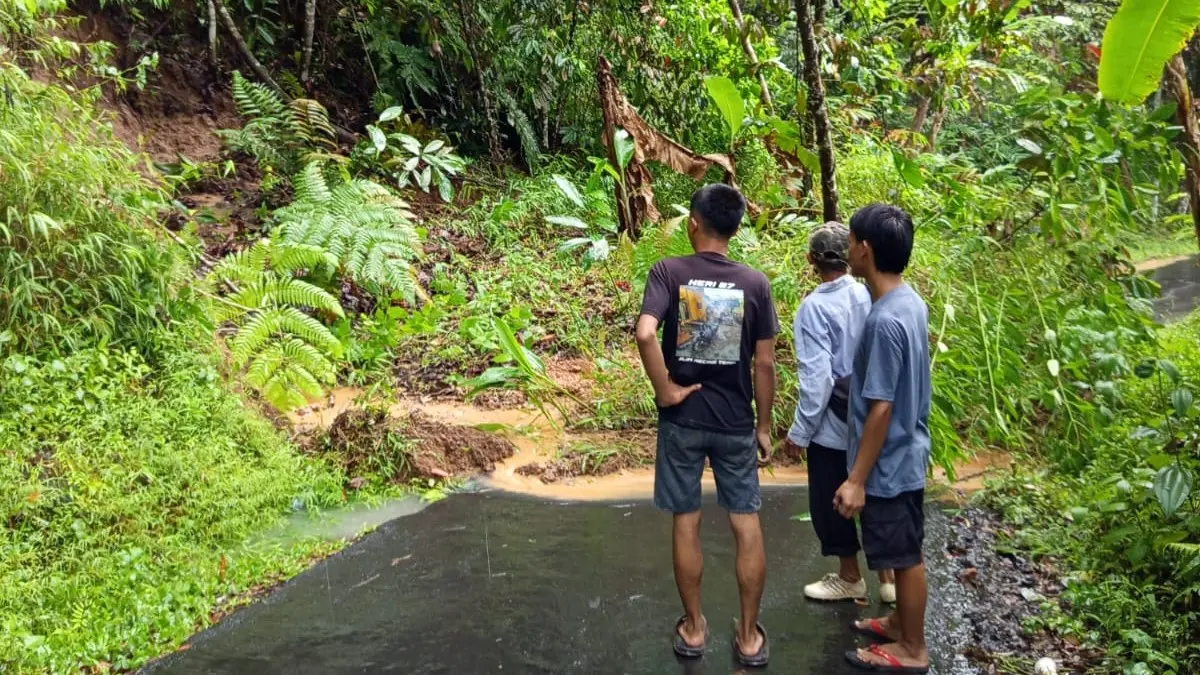 Jalan Penghubung Desa di Puspahiang Kabupaten Tasikmalaya Tertimbun Longsor, Akses Lalu Lintas Tertutup Jalan Longsor Tutup Jalan di Puspahiang