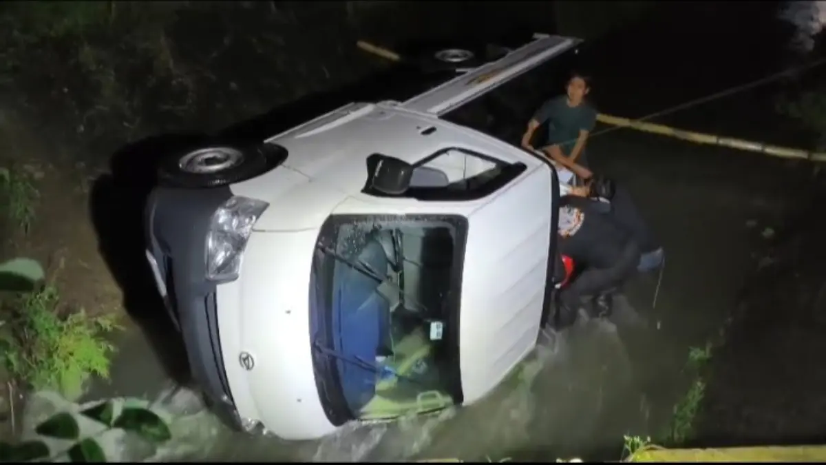 Mobil Bak Grandmax Terperosok ke Sungai Cikunten di Kota Tasikmalaya Granmax masuk cikunten