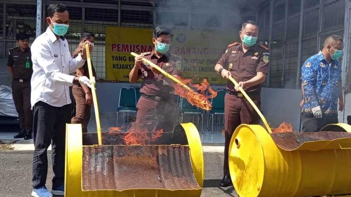 Warung Kecil Jadi Sasaran Pengedaran Upal, Kejari Kabupaten Tasikmalaya Musnahkan Ratusan Lembar Uang Palsu Pemusnahan barang Bukti