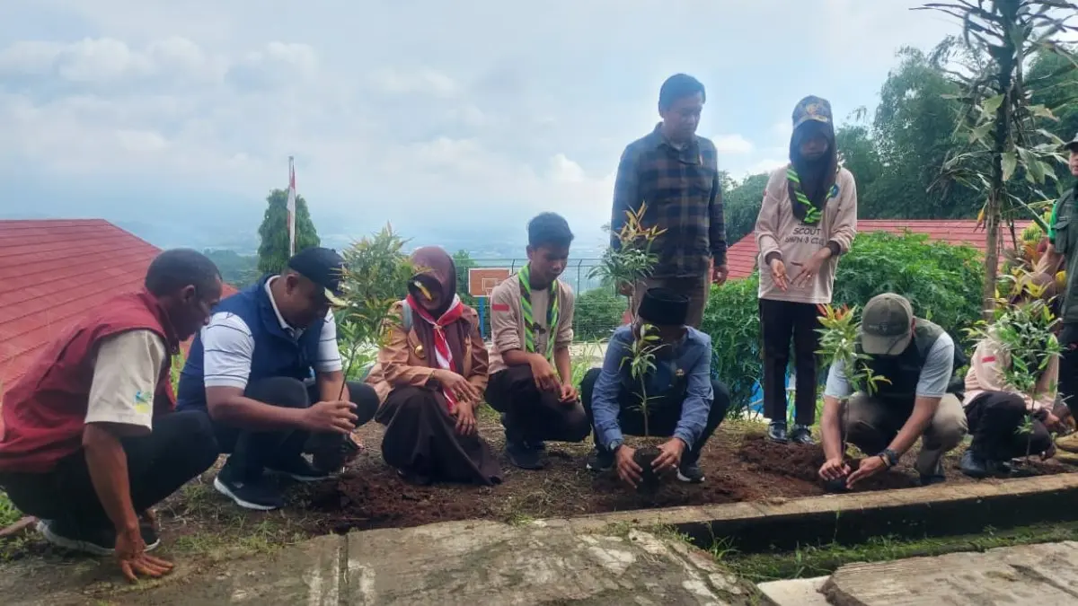 Gelorakan Jumat Menanam, SMPN 3 Ciawi Kabupaten Tasikmalaya Hijaukan Lingkungan Sekolah Penanaman Pohon SMPN 3 Ciamis