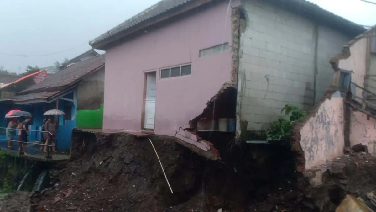 Dua Rumah di Jalan Ampera Kota Tasikmalaya Ambruk rumah ambruk di Jalan Ampera Kota Tasikmalaya