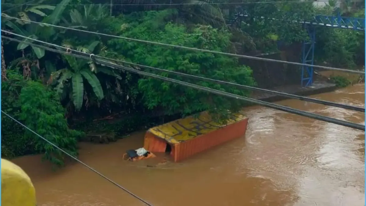 Truk Bermuatan Paket Terjun ke Sungai Cimuntur Cisaga Ciamis, Kerugian Mencapai 50 Juta Truk Bermuatan Paket Masuk Sungai