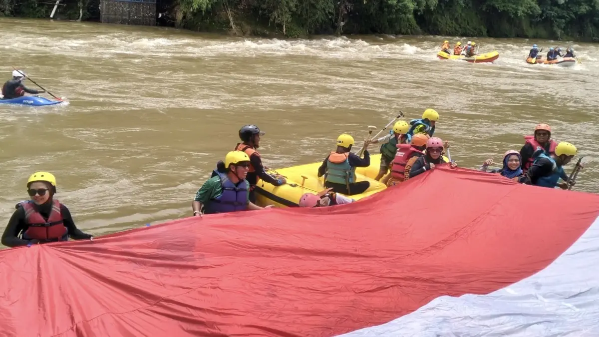 Pesan Perjuangan Menjaga Lingkungan di Tasik Baseuh, Bentangkan Merah Putih dan Arung Jeram di Ciwulan Festival sungai tasik baseuh, aring jeram sungai ciwulan