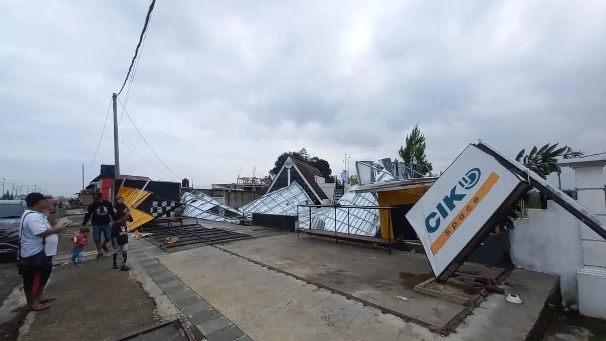 Bangunan UMKM di Jalan Baru Kota Tasikmalaya Ambruk Diterpa Angin Kencang bangunan ambruk di jalan baru purbaratu kota tasik