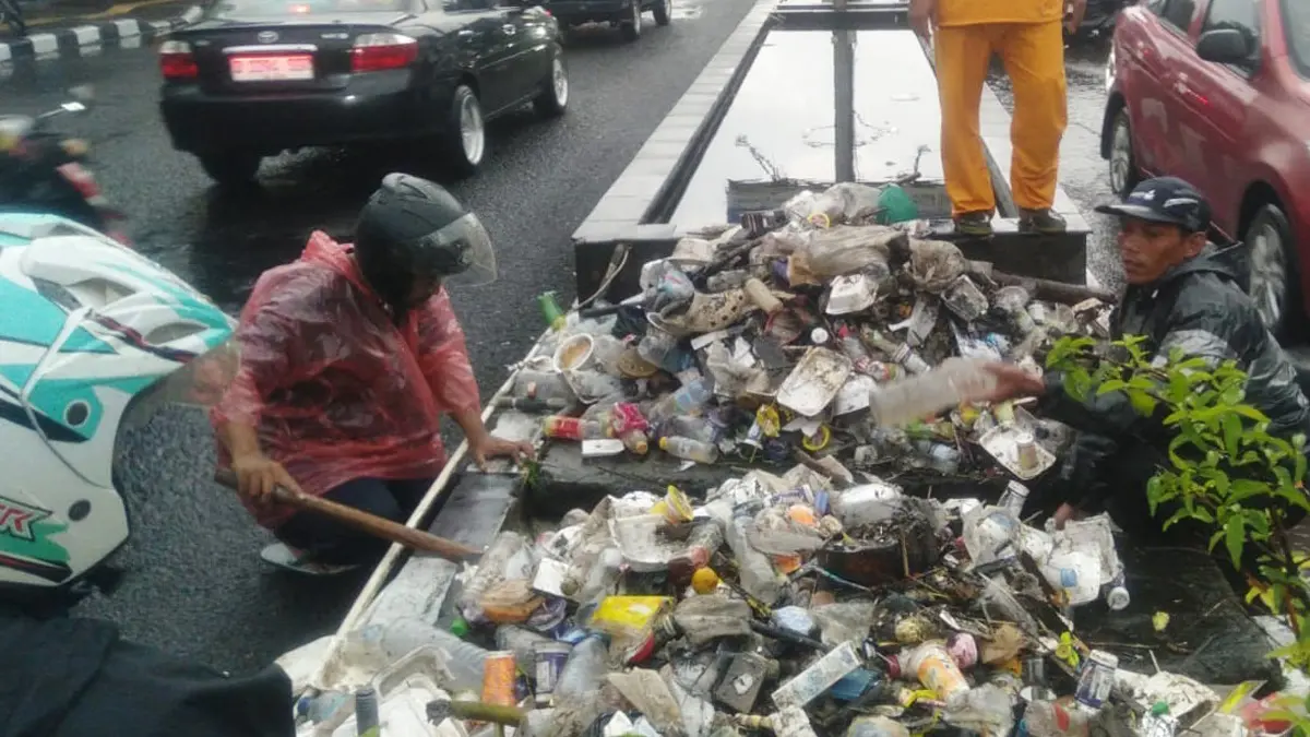 banjir di jalan hz mustofa kota tasikmalaya