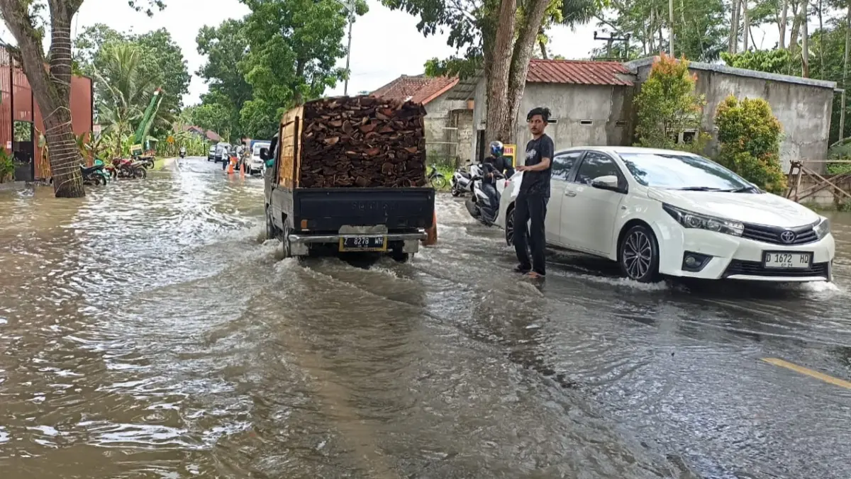 Banjir Masih Merendam Pangandaran, Apakah Jalur Wisata Aman untuk Dilalui? Banjir Masih Merendam Pangandaran