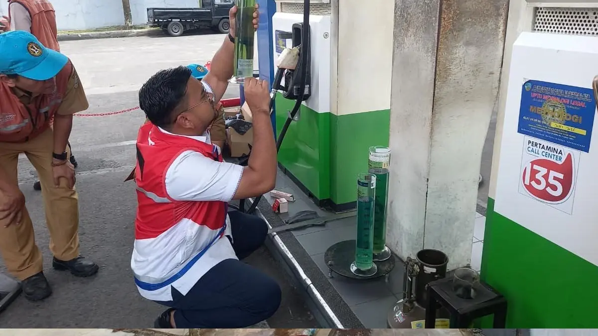 bensin campur air di pom sambong