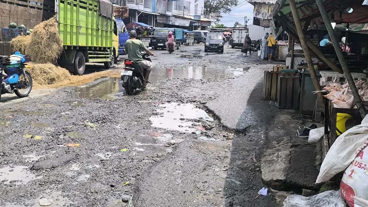 Pedagang Pasar Cikurubuk Kota Tasikmalaya Minta Perbaikan Infrastruktur Dituntaskan Jalan Pasar Cikurubuk rusak