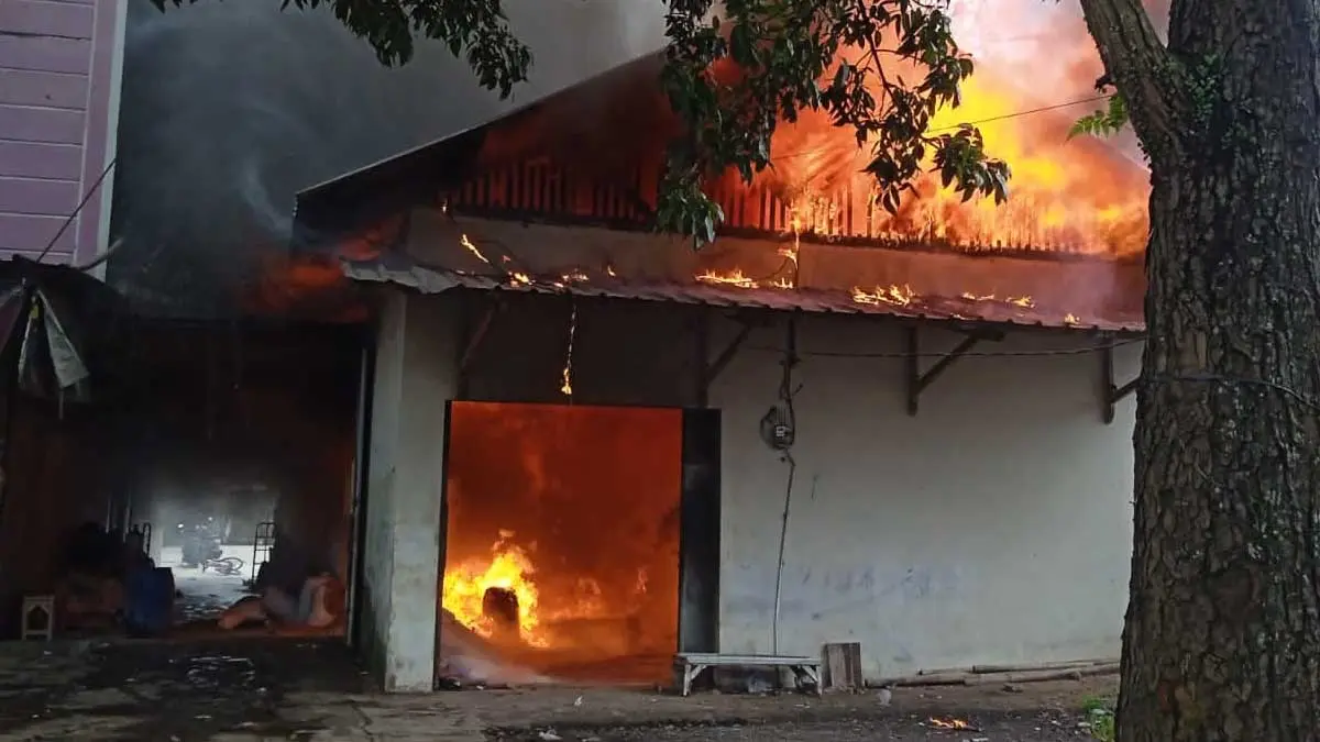 Gudang Penggilingan Padi di Jalan Mashudi Kota Tasikmalaya Terbakar, Api Diduga Berasal dari Mesin kebakaran penggilingan padi di kota tasikmalaya