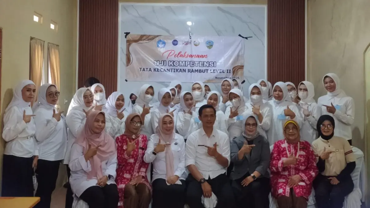 Cetak SDM Mahir Tata Kecantikan Rambut, LKP Yuwita Tasikmalaya Melaksanakan Program PKK 2025 SALAM KOMPETEN