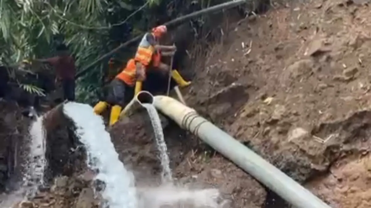 Perbaikan Pipa Transmisi Perumda Tirta Sukapura Pascalongsor: Baru Satu Pipa Tersambung, Pasokan Air Tersendat Pipa Transmisi Perumda Tirta Sukapura