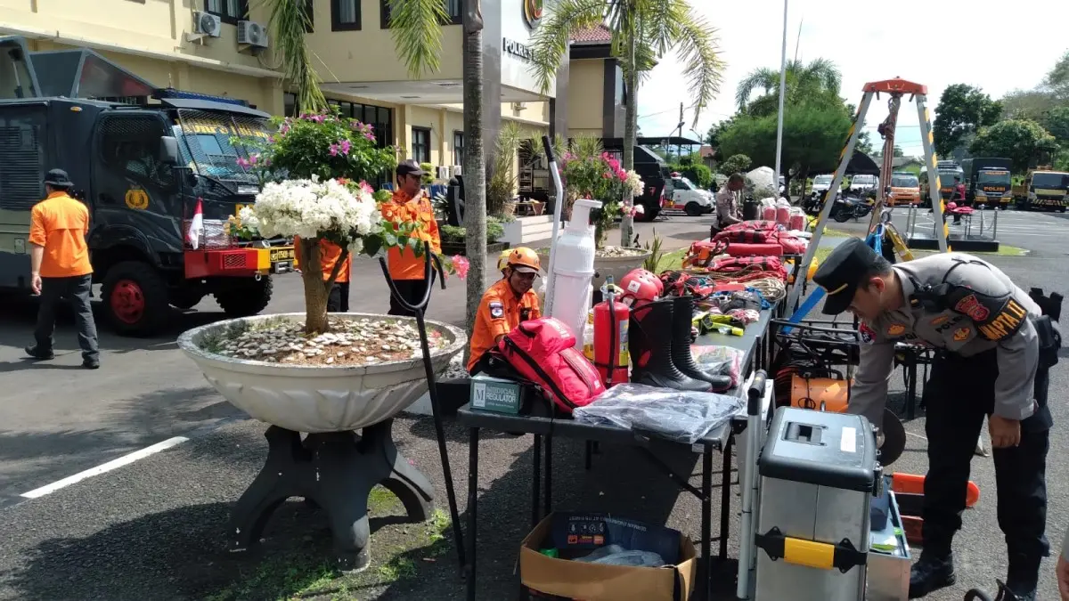 Siaga Bencana Musim Hujan: Polres Banjar Bersiap Hadapi Potensi Pohon Tumbang, Banjir, dan Longsor siaga bencana musim hujan