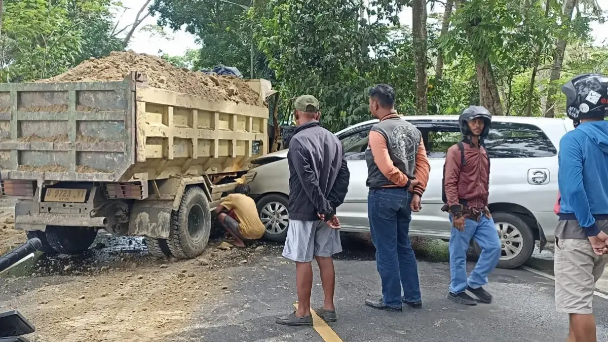 Dump Truck dan Kijang Innova