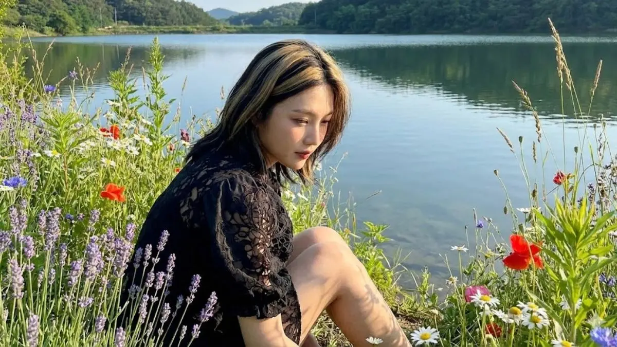 Edit Foto Duduk di Danau Penuh Bunga Estetik dengan Prompt Gemini AI yang Lagi Viral Prompt Gemini AI