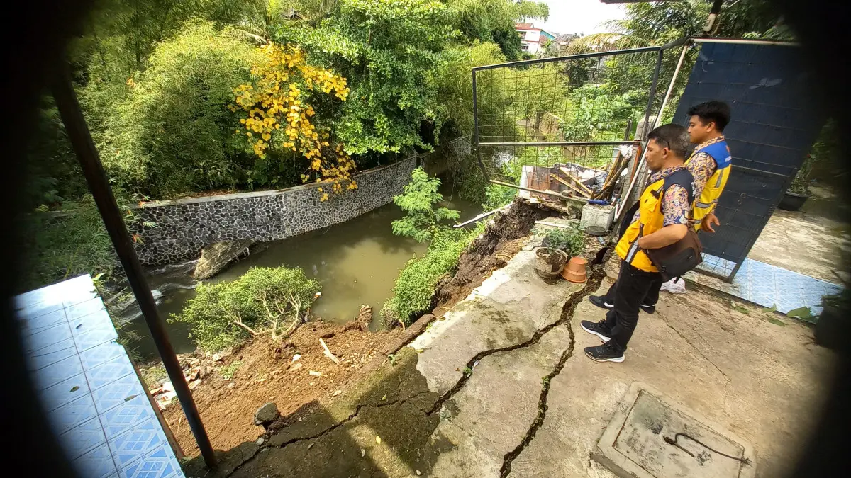 Ada Suara Bergemuruh! Area Ponpes di Kota Tasikmalaya Tergerus Longsor, Tiga Rumah Warga Terdampak longsor area Pondok Pesantren Ma’had Al Muzanni Tasikmalaya