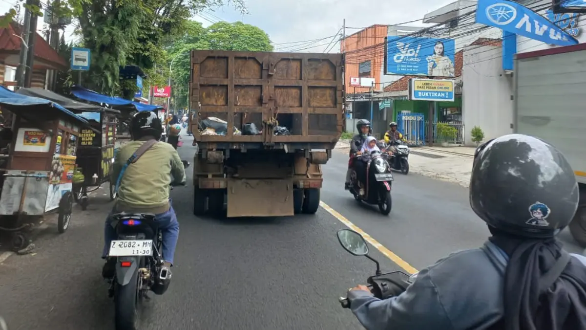 truk sampah rusak melintas di Kota Tasikmalaya