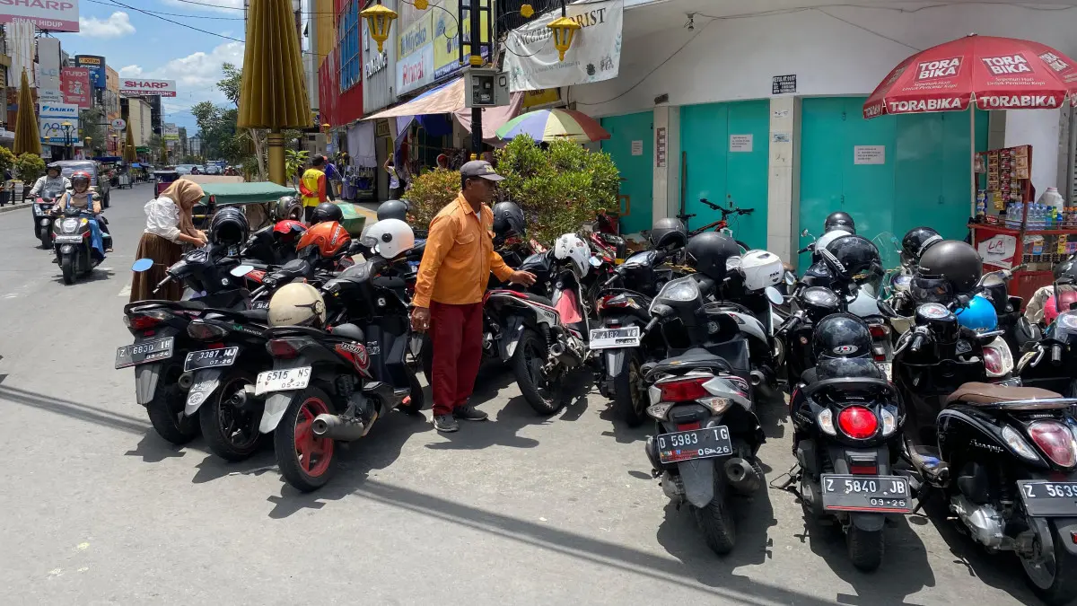 Karcis Tak Diberikan, Parkir Tetap Dipungut: Aturan Parkir di Kota Tasikmalaya Ternyata Belum Berjalan? aturan parkir tanpa karcis di Kota Tasikmalaya