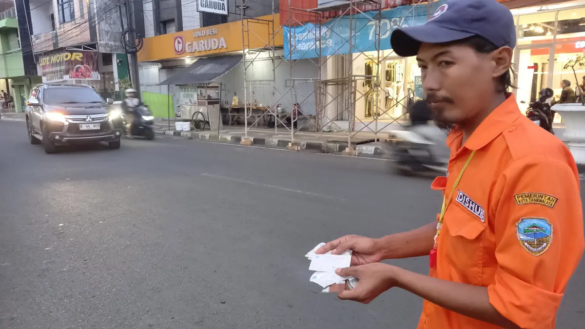 Karcis Parkir di Kota tasikmalaya Tak Selalu Diberikan, Jukir Ungkap Problem Tarif dan Pengawasan karcis parkir tidak diberikan di Kota Tasikmalaya