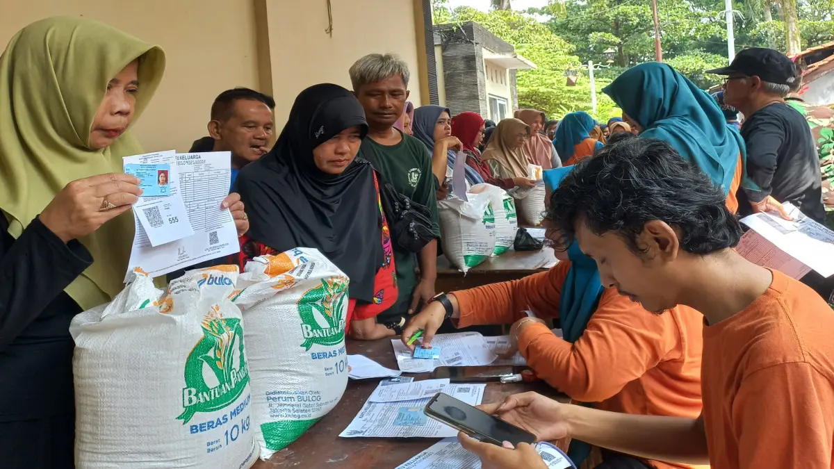 Ketergantungan Bansos Masih Mengunci Kemiskinan Warga Kota Tasikmalaya ketergantungan bansos warga Kota Tasikmalaya