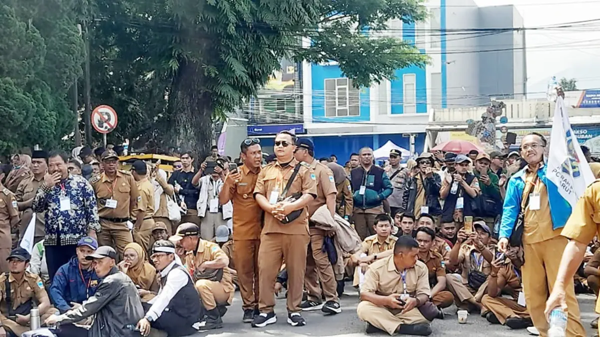 Ratusan Kepala Desa di Garut Datangi Kantor DPRD Unjuk rasa kepala desa garut
