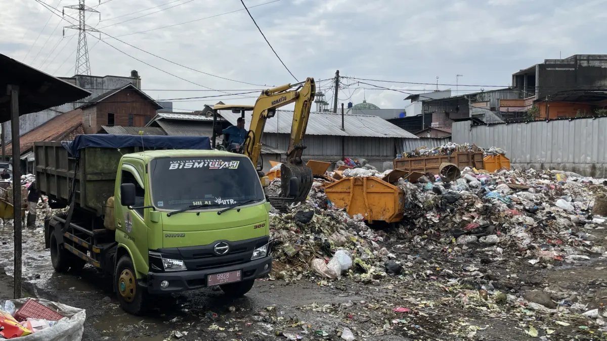 Retribusi Sampah Pasar Cikurubuk: Ribuan Pedagang, Setumpuk Sampah, dan PAD yang Menguap! Retribusi sampah pasar cikurubuk