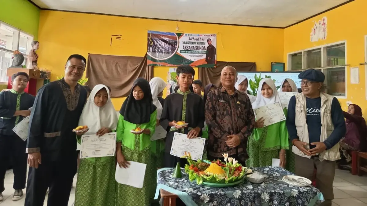 22 Siswa Lulus Ujian Aksara Sunda, SDN 1 Gunungpereng Gelar Ngaistrenan Aksara Sunda LULUS
