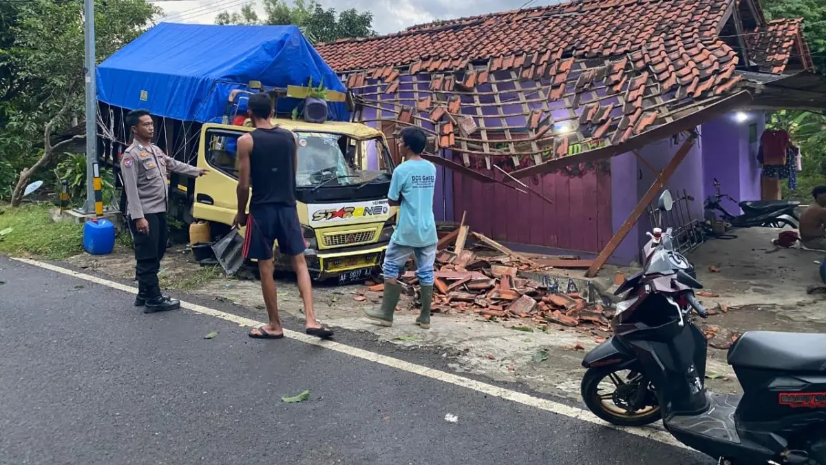 Sopir Ngantuk, Truk Tabrak Rumah di Desa Ciheras Cipatujah Kabupaten Tasikmalaya: Rumah Warga Rusak Truk Tabrak Rumah di Cipatujah Kabupaten Tasikmalaya