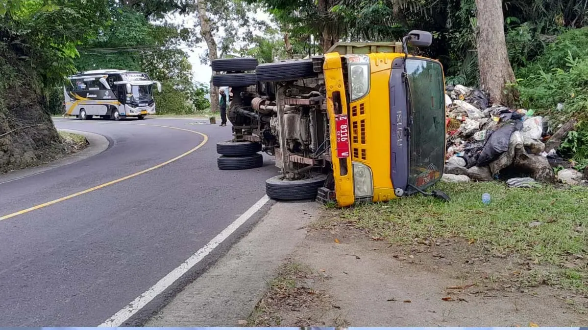Truk Pengangkut Sampah Terguling di Tikungan Kalipucang Kabupaten Pangandaran Truk Terguling di Pangandaran