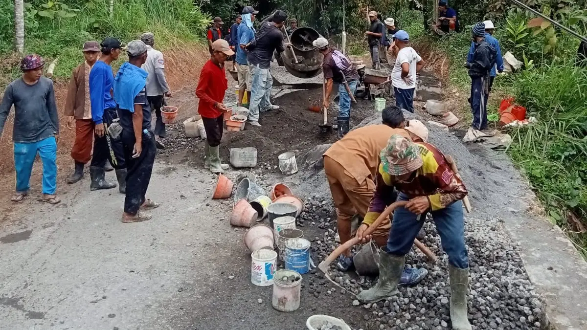 Warga Taraju Perbaiki Jalan Rusak