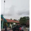 Baju nyangkut di tiang bendera