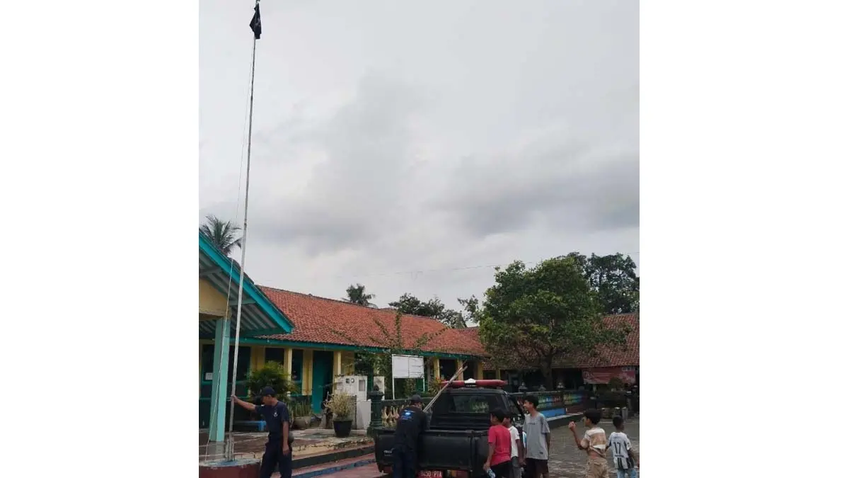 Iseng Sangkutin Baju di Tiang Bendera, Kerekannya Macet! Dua Bocah Akhirnya Minta Bantuan Damkar Kota Banjar Baju nyangkut di tiang bendera