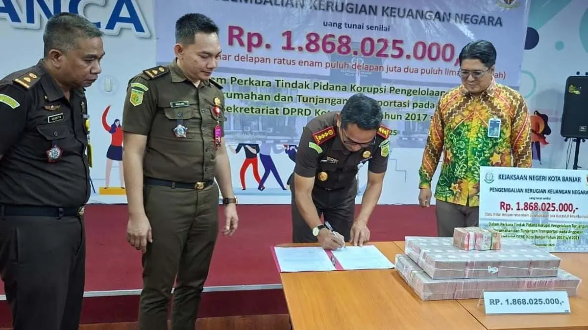 Kejari Banjar Setor Rp1,86 Miliar ke Kas Negara dari Kasus Korupsi Tunjangan DPRD Periode 2017–2021 Kejari Kota Banjar kembalikan uang ke kas negara