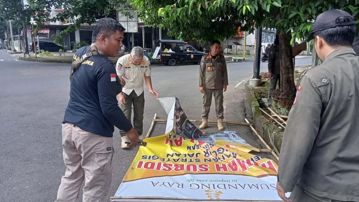 Dipasang Sembarangan, Ratusan Reklame Dibabat Satpol PP Kota Banjar satpol pp kota banjar