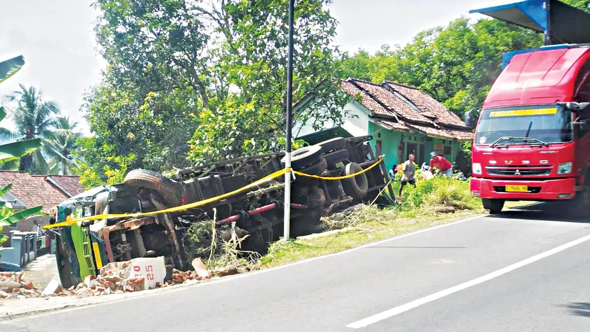 Sopir Alami Microsleep, Truk Bermuatan Mi Instan Terguling di turunan Junti Jalan Banjar–Cimaragas truk terguling kota banjar
